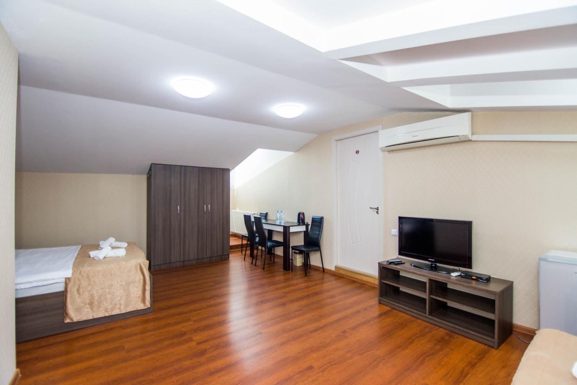 Hotel Care Inn Tbilisi Bagian luar foto